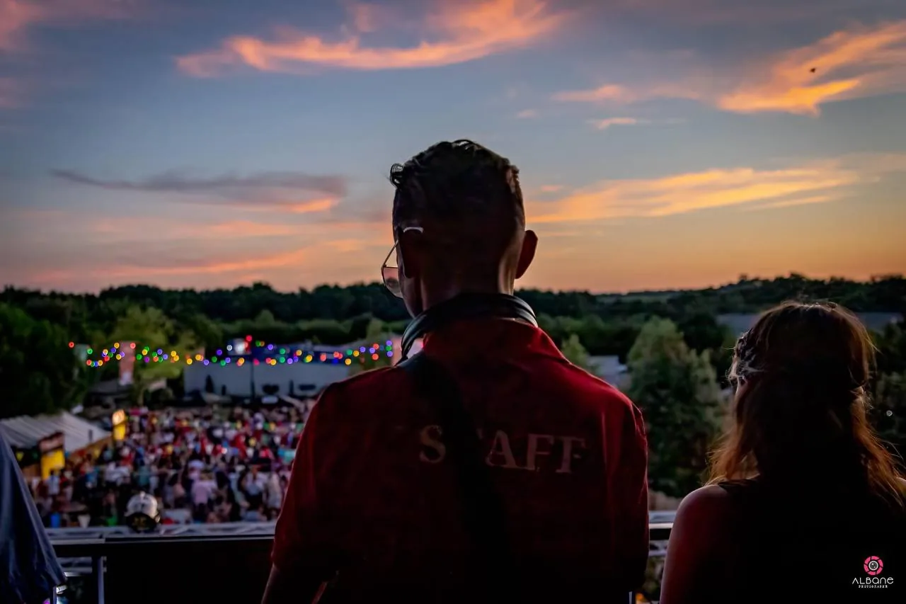 Marty Blind DJ face au public pendant une prestation en plein air