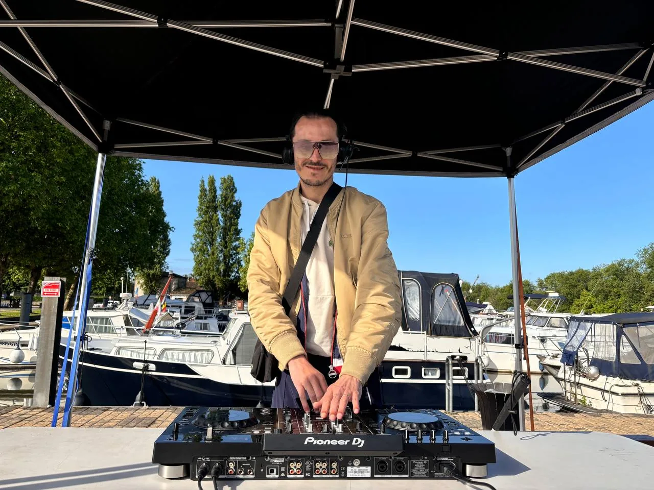 Marty Blind DJ aux platines pendant une prestation à Cognac